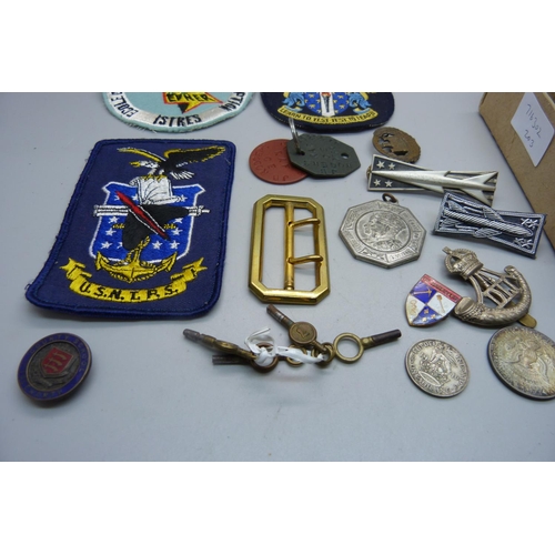 952 - A silver and enamel  RAF sweetheart badge, military buttons, badges, other cloth badges and dog tags... 