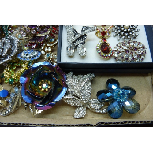 958 - A collection of diamante jewellery