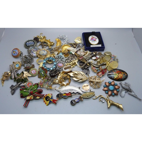 960 - A collection of vintage costume brooches