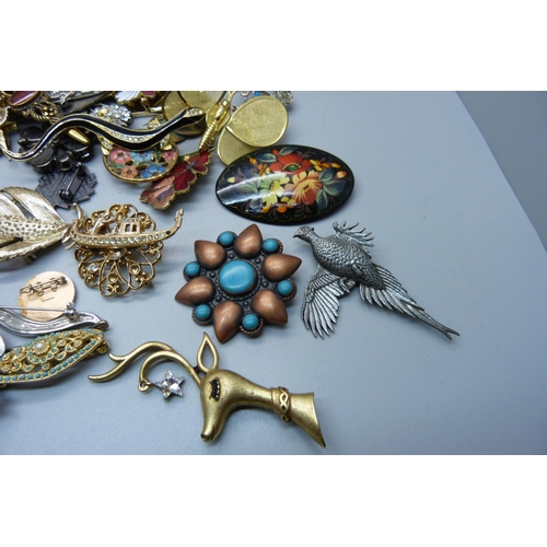 960 - A collection of vintage costume brooches