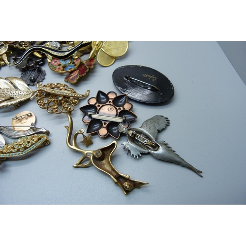 960 - A collection of vintage costume brooches