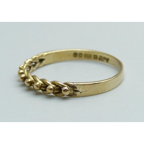 973 - A 9ct gold ring, 1g, M