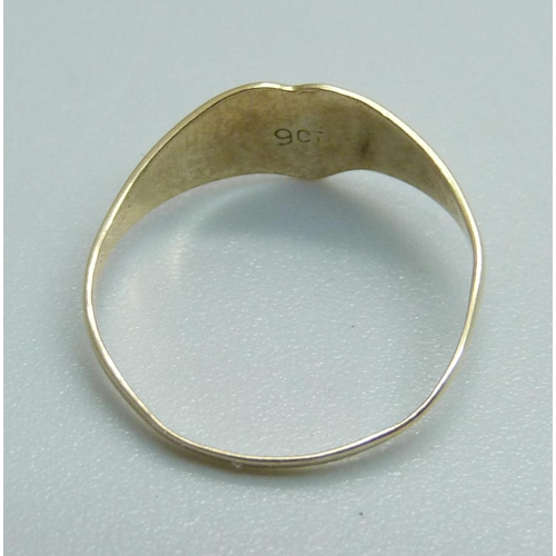 974 - A 9ct gold ring, 0.4g, H