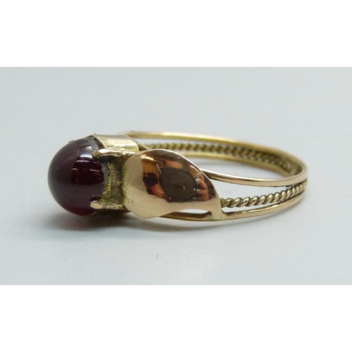 976 - A yellow metal and garnet cabochon ring, 2.9g, Q