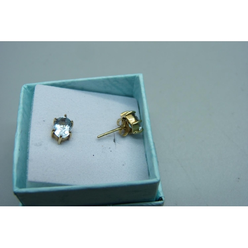 977 - A pair of 9ct gold and aquamarine ear studs