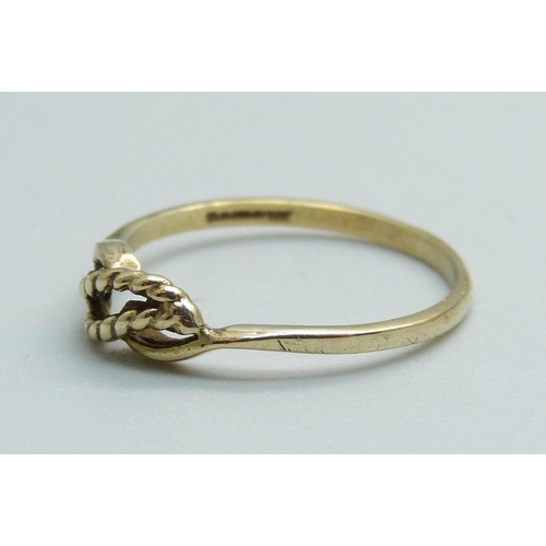 978 - A 9ct gold ring, 1g, M