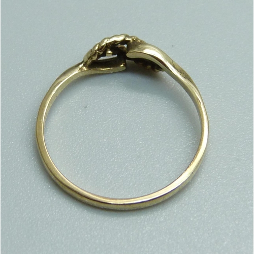 978 - A 9ct gold ring, 1g, M