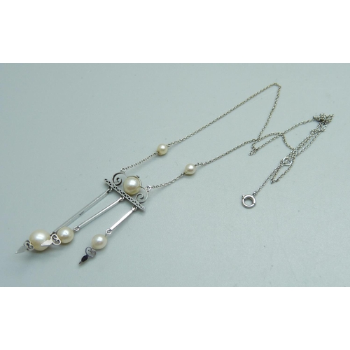 979 - An Art Deco 9ct white gold and pearl necklace