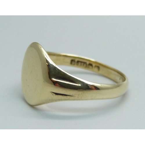 980 - A 9ct gold signet ring, 3.7g, S