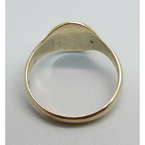 980 - A 9ct gold signet ring, 3.7g, S