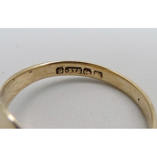 980 - A 9ct gold signet ring, 3.7g, S