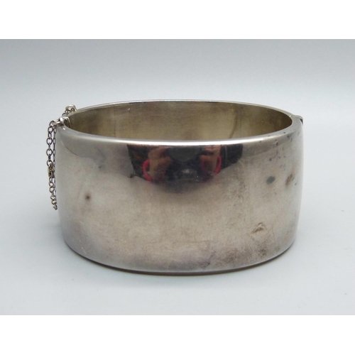 986 - A 1970's hallmarked silver bangle, Birmingham 1974, 49g