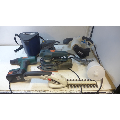 2022 - Power tools job lot: MacAllister electric plane; Black and Decker and Titan detail sanders, mini pla... 