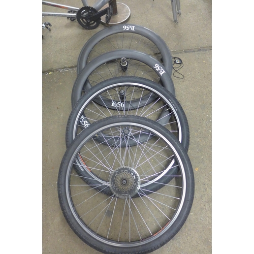 2076 - Carrera aluminium bike frame and wheels