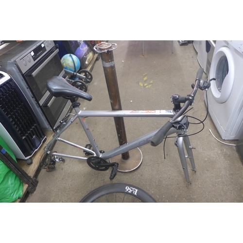 2076 - Carrera aluminium bike frame and wheels