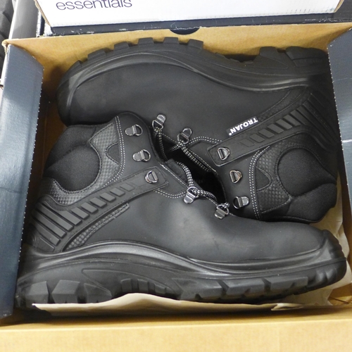 2122 - Six boxes of safety shoes/boots and two pairs of safety shoes