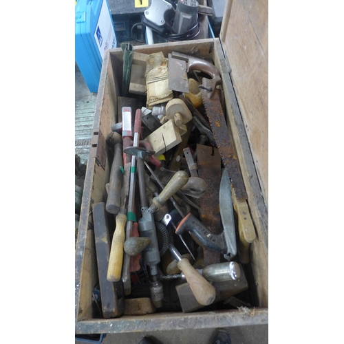 2125 - Wooden tool box with tools