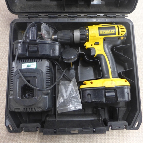 2136 - DeWalt drill with battery and charger DC725