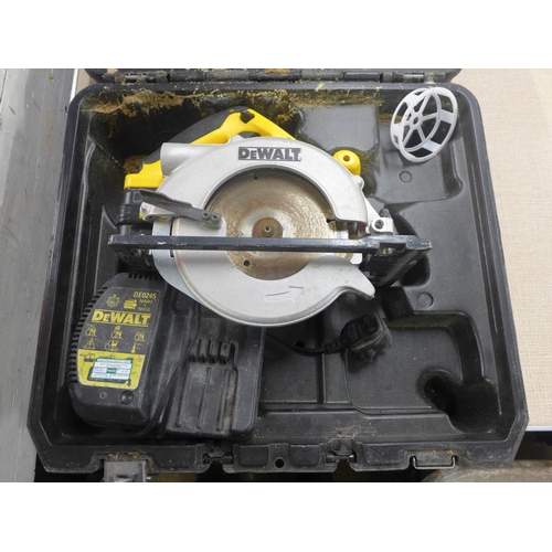 2139 - DeWalt 24v circular saw with charger