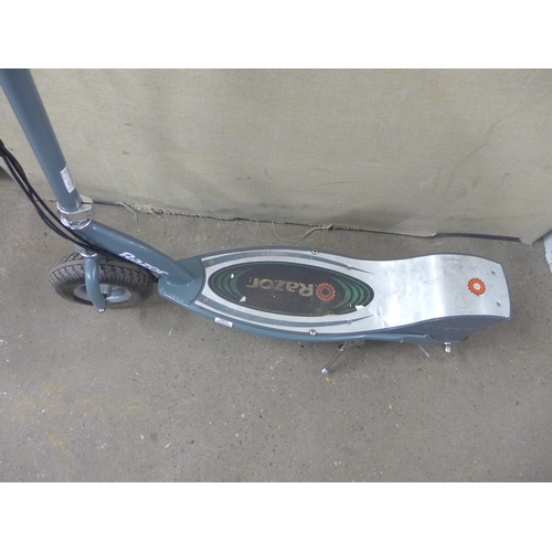 2152 - Razor electric scooter