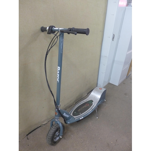 2152 - Razor electric scooter