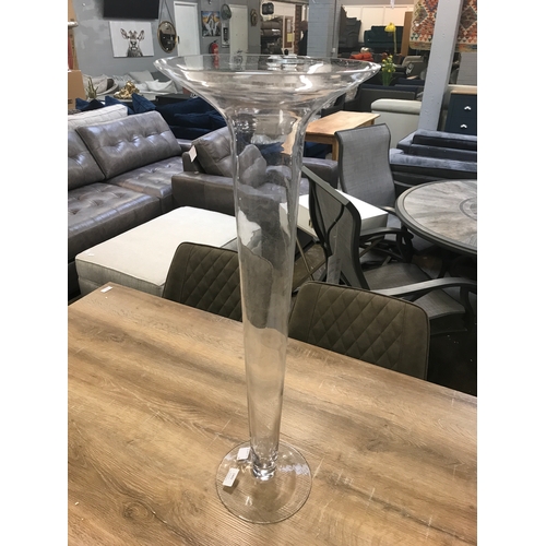 1442 - A glass lily vase