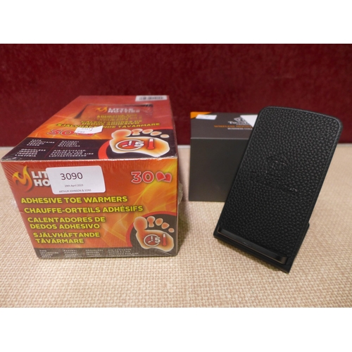 3090 - Black Leather Mounted Charging Pad  and Hotties Toe Warmers(289-269) * This lot is subject to VAT