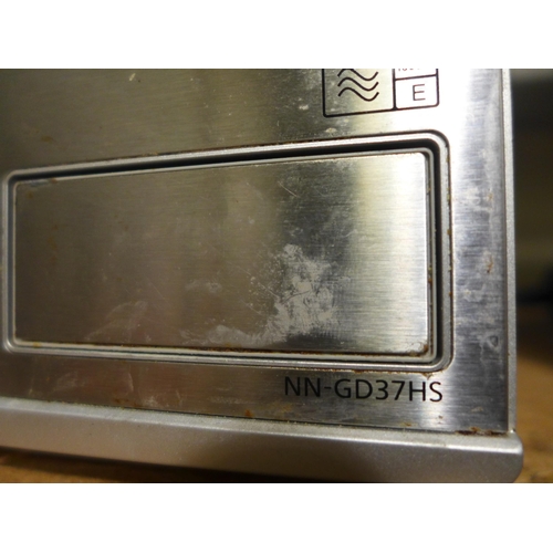 3172 - Panasonic Grill Microwave (model:- NN-GD37HS), original RRP £129.99 + VAT (284-69) * This lot is sub... 