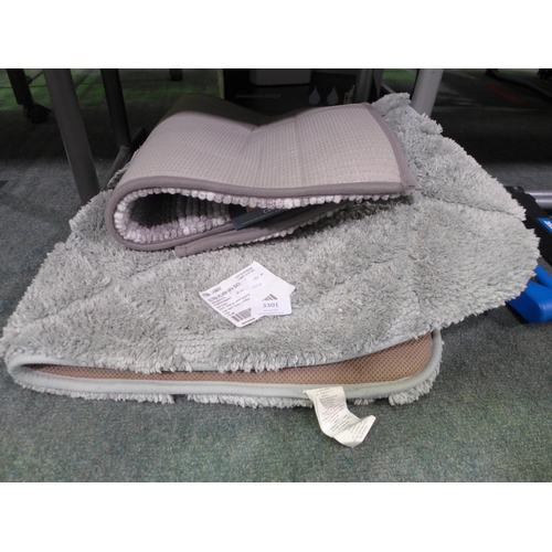 3301 - Nubby Bath Rug and Ultra Plush Spa Bath Rug (289-215,217) * This lot is subject to VAT