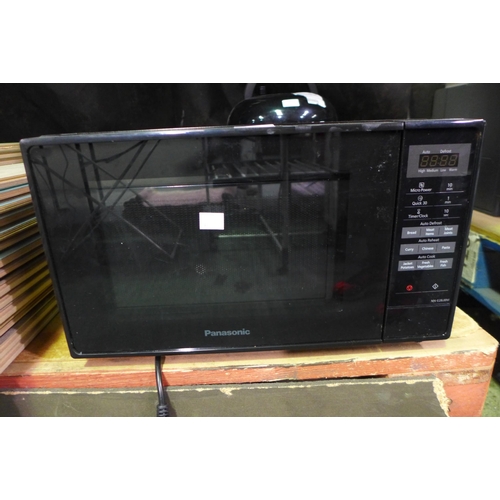 3410 - Panasonic Solo Black Microwave (289-396) * This lot is subject to VAT