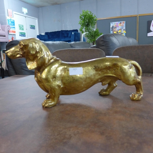 1340 - A gold Dashshund figure (TPR7219)