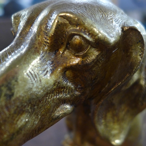 1340 - A gold Dashshund figure (TPR7219)