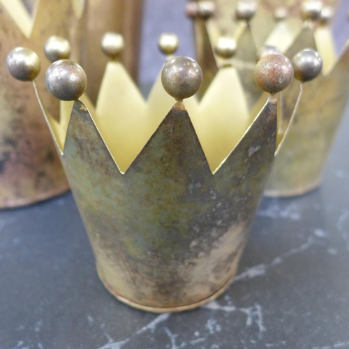 1427 - A set of five planters in the form of crowns