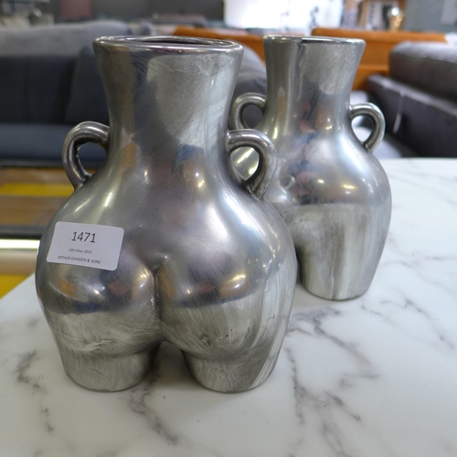 1471 - A pair of silver vases