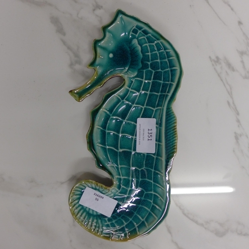 1351 - A ceramic Seahorse plate L25cm (565502)