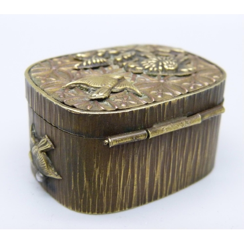 1003 - A Japanese Meiji period bronze box, 41mm wide