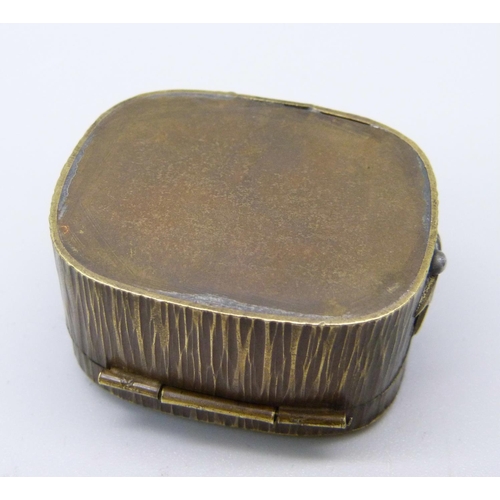 1003 - A Japanese Meiji period bronze box, 41mm wide