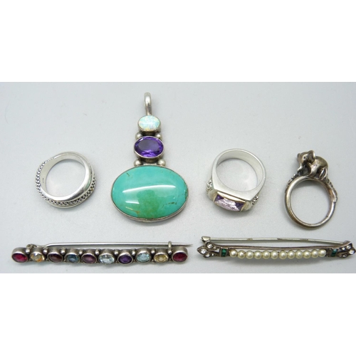 1006 - Three silver rings, a pendant and two brooches