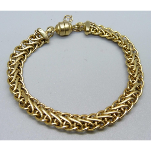 1017A - A 9ct gold bracelet with magnetic fastener, 9.3g