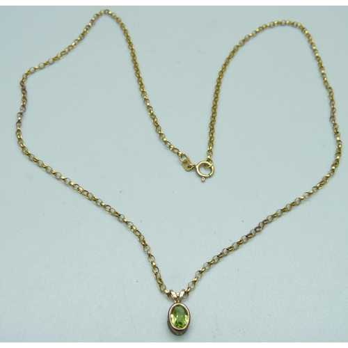 1019 - A 9ct gold chain with a small 9ct gold and peridot pendant, 2.5g