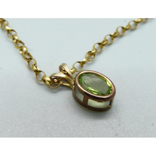 1019 - A 9ct gold chain with a small 9ct gold and peridot pendant, 2.5g