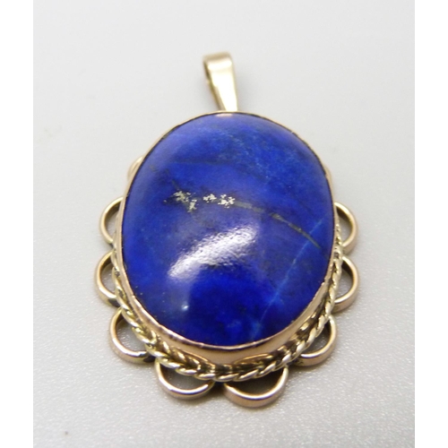 1024 - A 9ct gold mounted lapis lazuli pendant