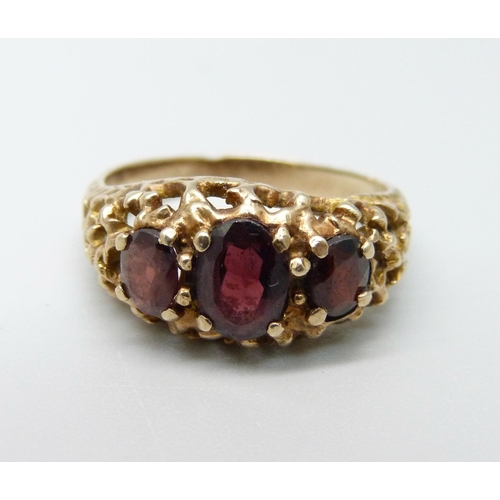 1033 - A 9ct gold and garnet ring, 4.2g, Q