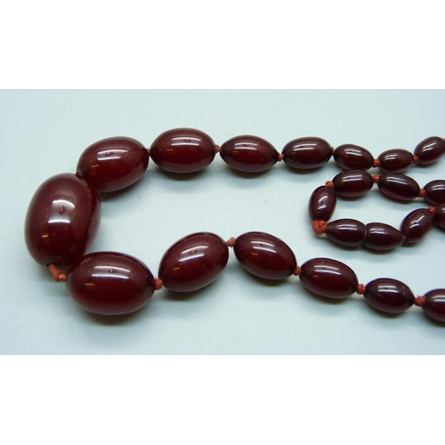 1054 - A sherry amber coloured graduated bead necklace, 49.4g