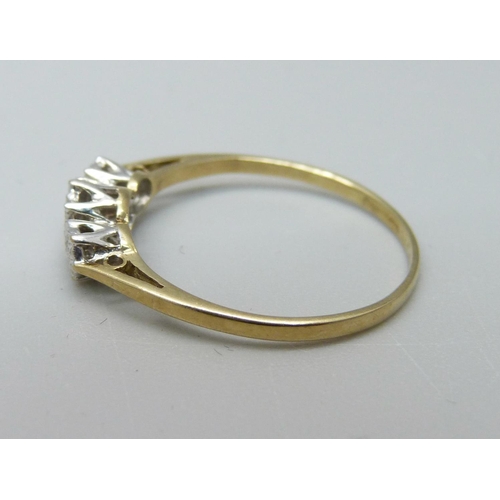 1059 - A 9ct gold, three stone diamond ring, 1.1g, N