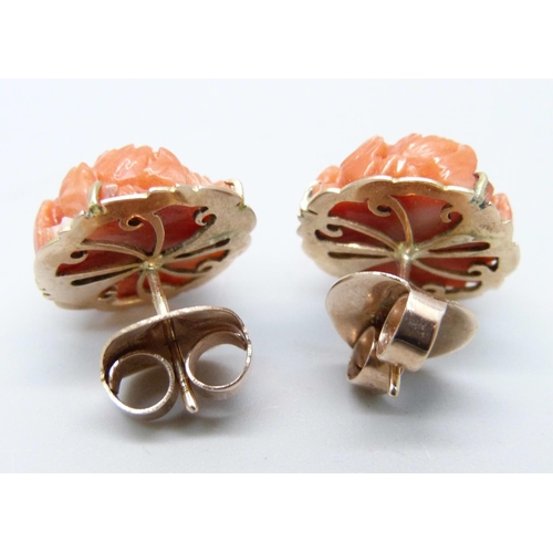 1073 - A pair of vintage yellow metal and coral earrings, 8.3g, 17mm diameter, (test as 14ct/15ct gold)