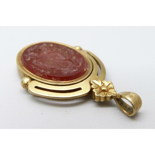 1080 - A Georgian yellow metal intaglio swivel fob decorated with Latin motto and family, tests as gold, 6.... 