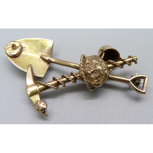 1083 - A Victorian 9ct gold mining brooch mounted with a nugget, 6.6g