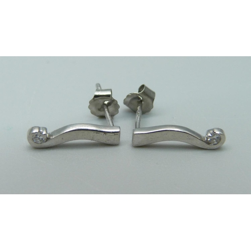 1085 - A pair of platinum and diamond earrings, 1.8g