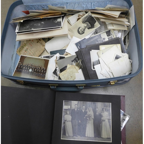 1144 - A quantity of vintage photographs in a case **PLEASE NOTE THIS LOT IS NOT ELIGIBLE FOR POSTING AND P... 